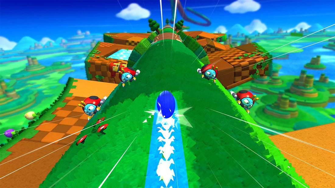 Sonic, roulé en boule bleue, file sur un étroit chemin d'herbe entre des robots-coccinelles rouges, au-dessus d'îlots en damier orange et vert.