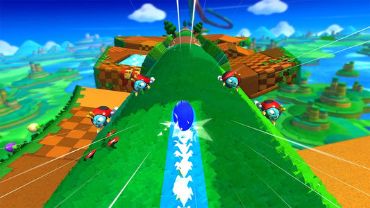 Sonic, roulé en boule bleue, file sur un étroit chemin d'herbe entre des robots-coccinelles rouges, au-dessus d'îlots en damier orange et vert.